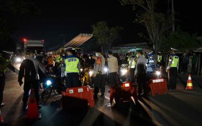 Petugas Kepolisian melakukan penyekatan pemudik di posko penyekatan mudik di Kedungwaringin, Kabupaten Bekasi, Jawa Barat, Senin (10/5/2021).