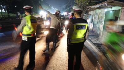 Petugas Kepolisian melakukan penyekatan pemudik di posko penyekatan mudik di Kedungwaringin, Kabupaten Bekasi, Jawa Barat, Senin (10/5/2021).