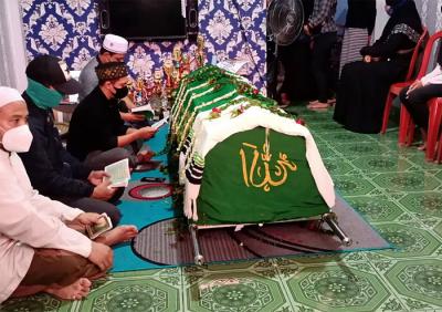 Pelayat berdatangan di kediaman Sapri Pantun di kawasan Cipulir, Kebayoran Lama, Jakarta Selatan, Selasa (11/5/2021).