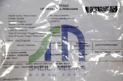 Lima tersangka pemalsu surat keterangan bebas Covid-19 berserta barang bukti ditunjukkan di Polda Jawa Timur, Selasa (11/5/2021).