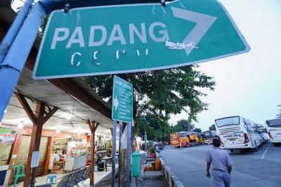 Suasana di Terminal Kalideres sepi dari penumpang di Jakarta Barat, Senin (10/5/2021).