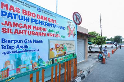 Suasana di Terminal Kalideres sepi dari penumpang di Jakarta Barat, Senin (10/5/2021).