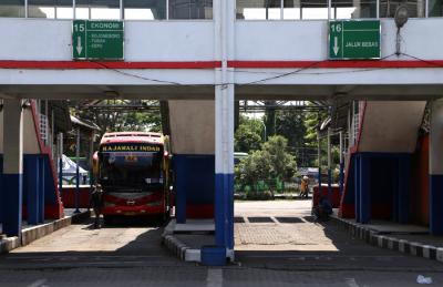 Suasana sepi di Terminal Purabaya Bungurasih Surabaya, Jawa Timur, Selasa (11/5/2021).