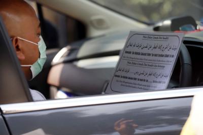 Warga menunaikan zakat fitrah di Gerai Zakat Infak dan Shodaqoh Drive Thru di Masjid Raya Nurul Hidayah, Tanah Kusir, Jakarta Selatan, Selasa (11/5/2021).