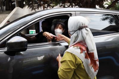 Warga menunaikan zakat fitrah di Gerai Zakat Infak dan Shodaqoh Drive Thru di Masjid Raya Nurul Hidayah, Tanah Kusir, Jakarta Selatan, Selasa (11/5/2021).