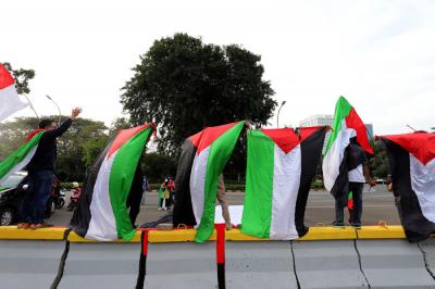 Aliansi Mahasiswa Islam Jakarta Solidaritas Untuk Palestina, melakukan aksi unjuk rasa di depan Kedutaan Amerika, Jakarta, Rabu (12/5/2021).