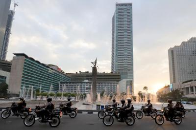Personil kepolisian bersiaga di Pos Penjagaan di kawasan Bundaran HI, Jakarta Pusat, Rabu (12/5/2021).