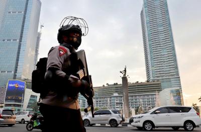 Personil kepolisian bersiaga di Pos Penjagaan di kawasan Bundaran HI, Jakarta Pusat, Rabu (12/5/2021).