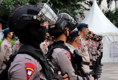 Personil kepolisian bersiaga di Pos Penjagaan di kawasan Bundaran HI, Jakarta Pusat, Rabu (12/5/2021).