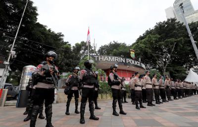 Personil kepolisian bersiaga di Pos Penjagaan di kawasan Bundaran HI, Jakarta Pusat, Rabu (12/5/2021).
