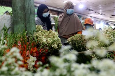 Warga membeli bunga di Pasar Bunga Rawa Belong, Jakarta Barat, Rabu (12/5/2021).