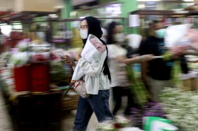 Warga membeli bunga di Pasar Bunga Rawa Belong, Jakarta Barat, Rabu (12/5/2021).