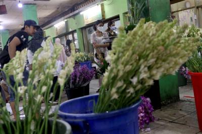 Warga membeli bunga di Pasar Bunga Rawa Belong, Jakarta Barat, Rabu (12/5/2021).
