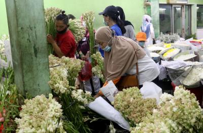 Warga membeli bunga di Pasar Bunga Rawa Belong, Jakarta Barat, Rabu (12/5/2021).