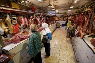 Pedagang melayani pembeli daging sapi di Pasar Senen, Jakarta, Selasa (11/5/2021).