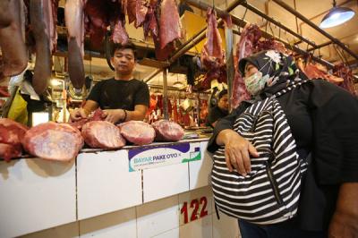 Pedagang melayani pembeli daging sapi di Pasar Senen, Jakarta, Selasa (11/5/2021).