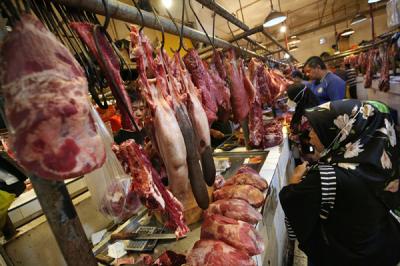 Pedagang melayani pembeli daging sapi di Pasar Senen, Jakarta, Selasa (11/5/2021).