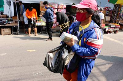 Penjual jasa penukaran uang menawarkan uang baru yang banyak dibutuhkan selama Lebaran di kawasan Pasar Asemka, Jakarta, Rabu (12/5/2021).