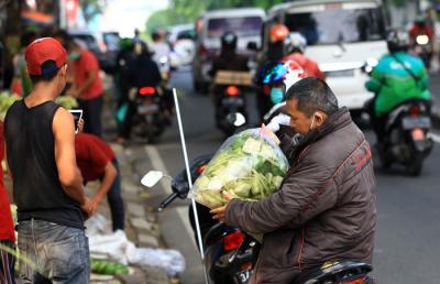 Pedagang menyelesaikan pembuatan kulit ketupat yang dijual di kawasan Palmerah, Jakarta, Rabu (12/5/2021).