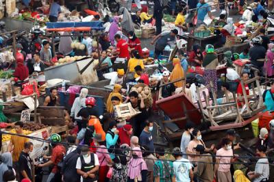 Sejumlah warga memadati area lapak pedagang di Pasar Minggu, Jakarta Selatan, Rabu (12/5/2021).