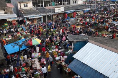 Sejumlah warga memadati area lapak pedagang di Pasar Minggu, Jakarta Selatan, Rabu (12/5/2021).