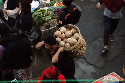 Sejumlah warga memadati area lapak pedagang di Pasar Minggu, Jakarta Selatan, Rabu (12/5/2021).