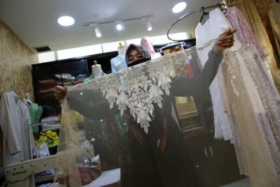 Penjahit mengerjakan pesanan jahitannya di Pasar Mayestik, Jakarta Selatan, Selasa (11/5/2021).