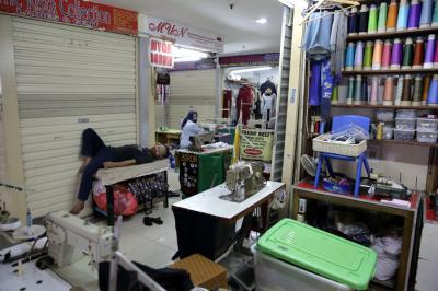 Penjahit mengerjakan pesanan jahitannya di Pasar Mayestik, Jakarta Selatan, Selasa (11/5/2021).