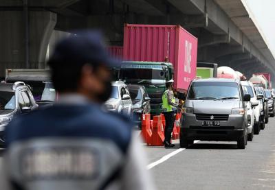 Penyekatan larangan mudik Lebaran 2021 di KM 31, Gerbang Tol Cikarang Barat 3, Bekasi, Jawa Barat, Rabu (12/5/2021).