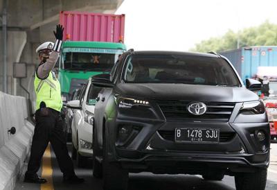 Penyekatan larangan mudik Lebaran 2021 di KM 31, Gerbang Tol Cikarang Barat 3, Bekasi, Jawa Barat, Rabu (12/5/2021).