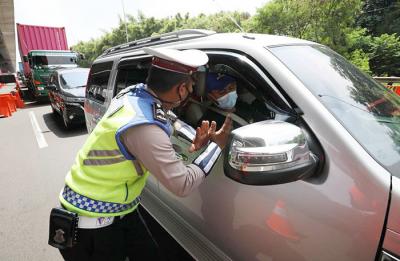 Penyekatan larangan mudik Lebaran 2021 di KM 31, Gerbang Tol Cikarang Barat 3, Bekasi, Jawa Barat, Rabu (12/5/2021).