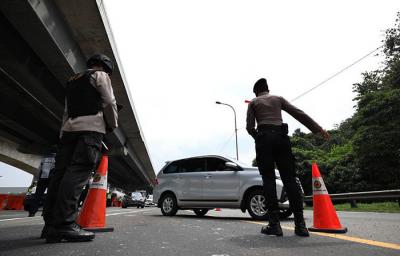 Penyekatan larangan mudik Lebaran 2021 di KM 31, Gerbang Tol Cikarang Barat 3, Bekasi, Jawa Barat, Rabu (12/5/2021).
