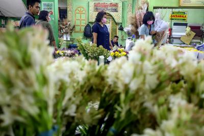 Pembeli memilih kembang di Pasar Bunga Rawa Belong, Jakarta Barat, Selasa (11/5/2021).