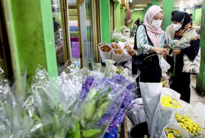 Pembeli memilih kembang di Pasar Bunga Rawa Belong, Jakarta Barat, Selasa (11/5/2021).
