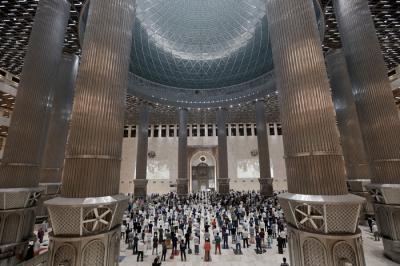 Umat Islam melaksanakan shalat tarawih berjamaah di Masjid Istiqlal, Jakarta, Selasa (11/5/2021).