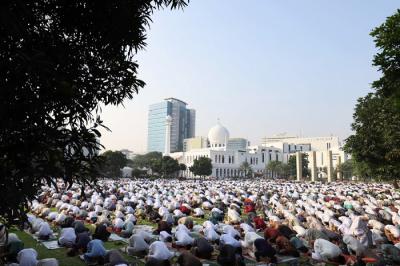 Ribuan umat muslim melaksanakan Shalat Idul Fitri di Lapangan Masjid Agung Al-Azhar, Kebayoran Baru, Jakarta, Kamis (13/5/2021).
