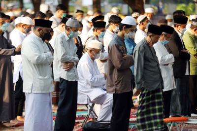 Ribuan umat muslim melaksanakan Shalat Idul Fitri di Lapangan Masjid Agung Al-Azhar, Kebayoran Baru, Jakarta, Kamis (13/5/2021).