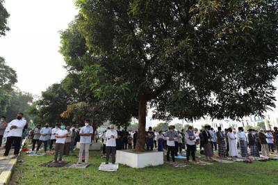 Ribuan umat muslim melaksanakan Shalat Idul Fitri di Lapangan Masjid Agung Al-Azhar, Kebayoran Baru, Jakarta, Kamis (13/5/2021).