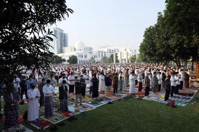 Ribuan umat muslim melaksanakan Shalat Idul Fitri di Lapangan Masjid Agung Al-Azhar, Kebayoran Baru, Jakarta, Kamis (13/5/2021).