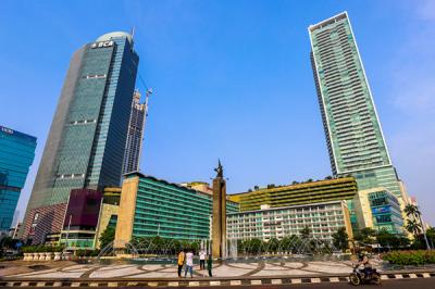 Suasana pusat kota terlihat sepi pada hari raya Idul Fitri 1 Syawal 1442 H di kawasan Jalan Jenderal Sudirman, Jakarta Pusat, Kamis (13/5/2021).