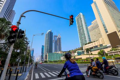 Suasana pusat kota terlihat sepi pada hari raya Idul Fitri 1 Syawal 1442 H di kawasan Jalan Jenderal Sudirman, Jakarta Pusat, Kamis (13/5/2021).