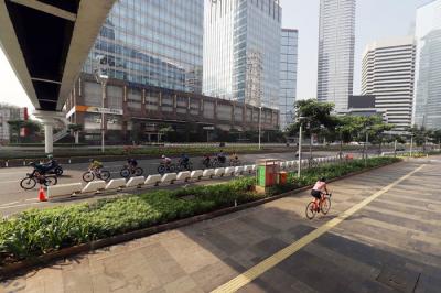 Suasana sepi lalu lintas di Jalan Jenderal Sudirman, Jakarta Pusat, Kamis (13/5/2021).