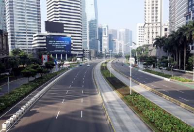 Suasana sepi lalu lintas di Jalan Jenderal Sudirman, Jakarta Pusat, Kamis (13/5/2021).