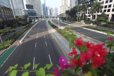 Suasana sepi lalu lintas di Jalan Jenderal Sudirman, Jakarta Pusat, Kamis (13/5/2021).
