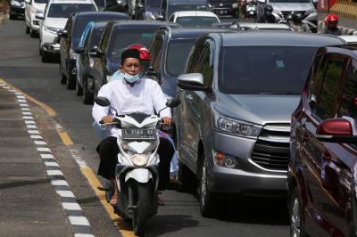 Suasana kepadatan lalu lintas di Jalan Ir Soekarno Merr, Surabaya, Jawa Timur, Kamis (13/5/2021).