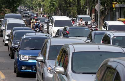 Suasana kepadatan lalu lintas di Jalan Ir Soekarno Merr, Surabaya, Jawa Timur, Kamis (13/5/2021).
