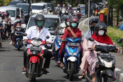 Suasana kepadatan lalu lintas di Jalan Ir Soekarno Merr, Surabaya, Jawa Timur, Kamis (13/5/2021).