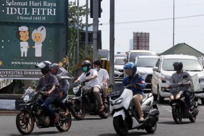 Suasana kepadatan lalu lintas di Jalan Ir Soekarno Merr, Surabaya, Jawa Timur, Kamis (13/5/2021).