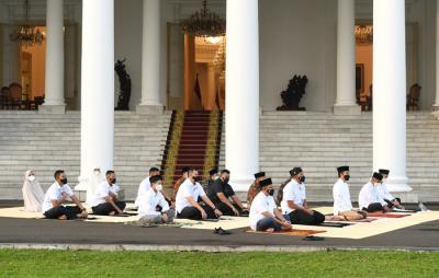 Presiden Joko Widodo melaksanakan shalat Idul Fitri di halaman Istana Bogor, Jawa Barat, Kamis (13/5/2021).