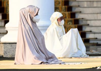 Presiden Joko Widodo melaksanakan shalat Idul Fitri di halaman Istana Bogor, Jawa Barat, Kamis (13/5/2021).